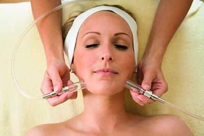 Kosmetik und Beauty mit Massagegerät / Schroepfgeraet behandeln